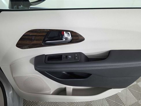 Used 2024 Chrysler Pacifica Limited image 32