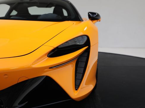 Used 2024 McLaren Artura RWD image 39