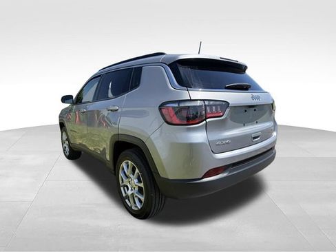 Used 2022 Jeep Compass Latitude AWD/4WD image 2