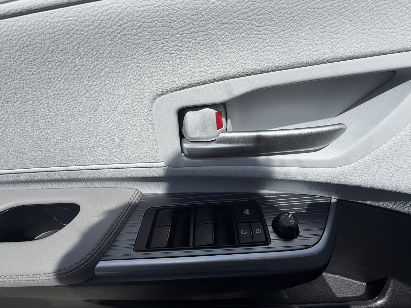Certified 2026 Toyota Sienna XLE FWD image 17