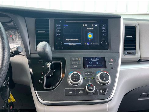 Used 2017 Toyota Sienna LE image 38