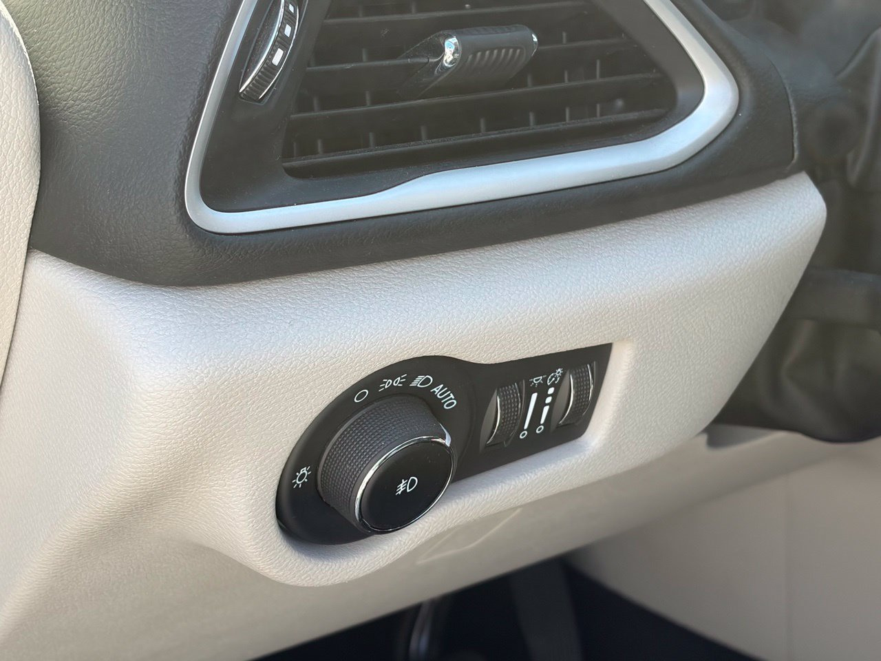 Used 2024 Chrysler Pacifica Touring-L FWD image 7