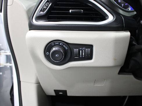 Used 2024 Chrysler Pacifica Touring-L FWD image 9