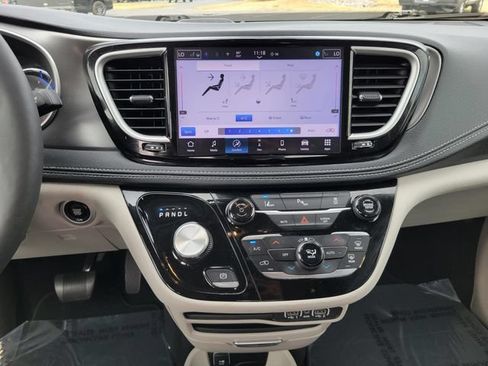 Used 2024 Chrysler Pacifica Limited FWD image 34