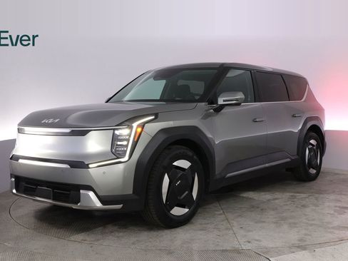 Used 2024 Kia EV9 Light Long Range RWD image 2