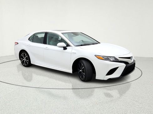 Used 2020 Toyota Camry SE w/ Sunroof Package image 12