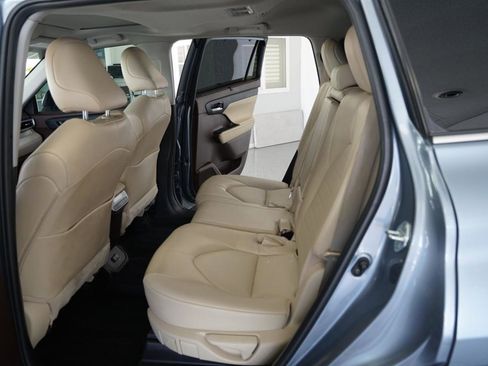 Used 2022 Toyota Highlander XLE AWD/4WD image 13