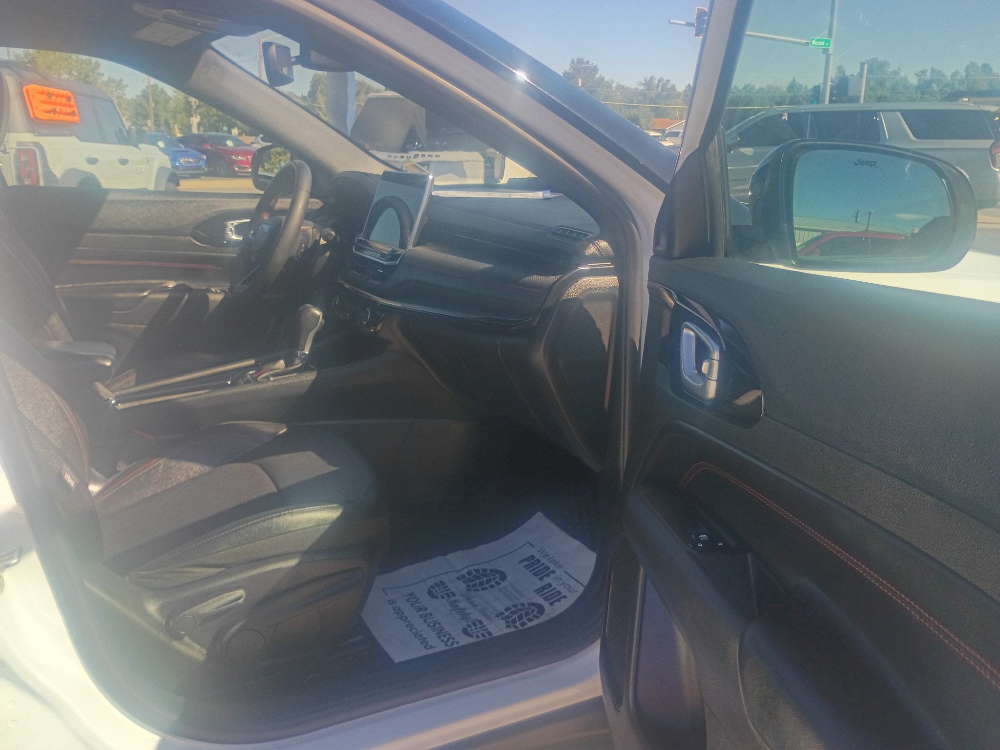 Used 2025 Jeep Compass Trailhawk AWD/4WD image 12