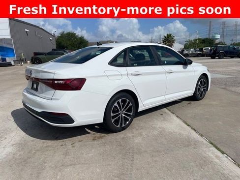 Used 2025 Volkswagen Jetta Sport image 3