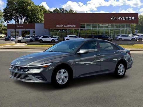 New 2026 Hyundai Elantra SE image 2