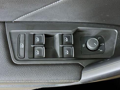 Used 2022 Volkswagen Tiguan SE image 15