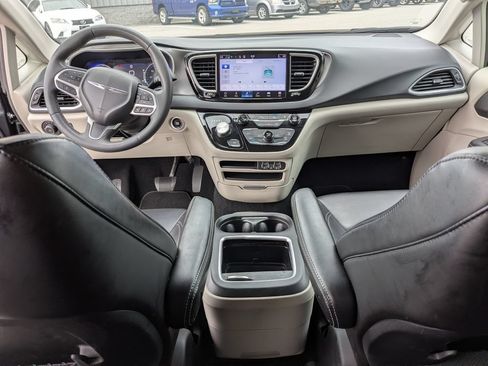 Used 2023 Chrysler Pacifica Touring-L FWD image 12