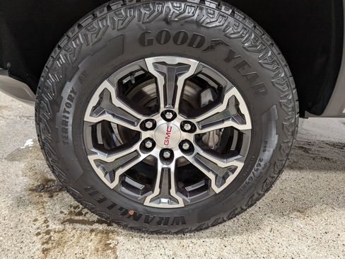 Used 2023 GMC Canyon AT4 w/ AT4 Premium Package AWD/4WD image 9