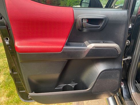 Used 2018 Toyota Tacoma SR5 AWD/4WD image 28