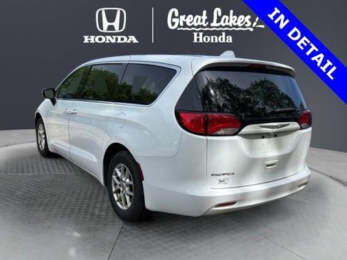 Used 2017 Chrysler Pacifica Touring FWD image 4