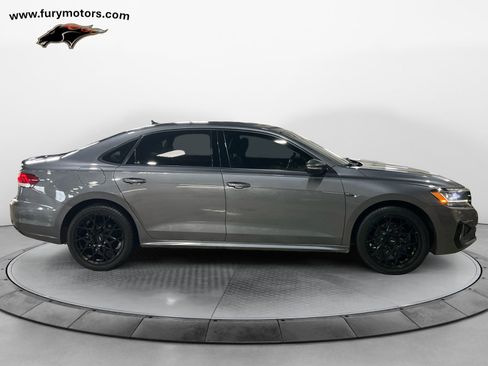 Used 2022 Volkswagen Passat 2.0T R-Line image 2