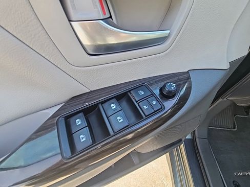 Used 2020 Toyota Sienna XLE image 27