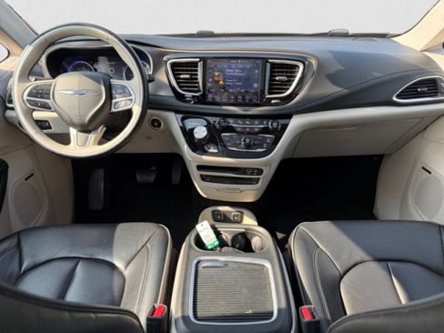 Used 2018 Chrysler Pacifica Limited w/ Tire & Wheel Group FWD image 13