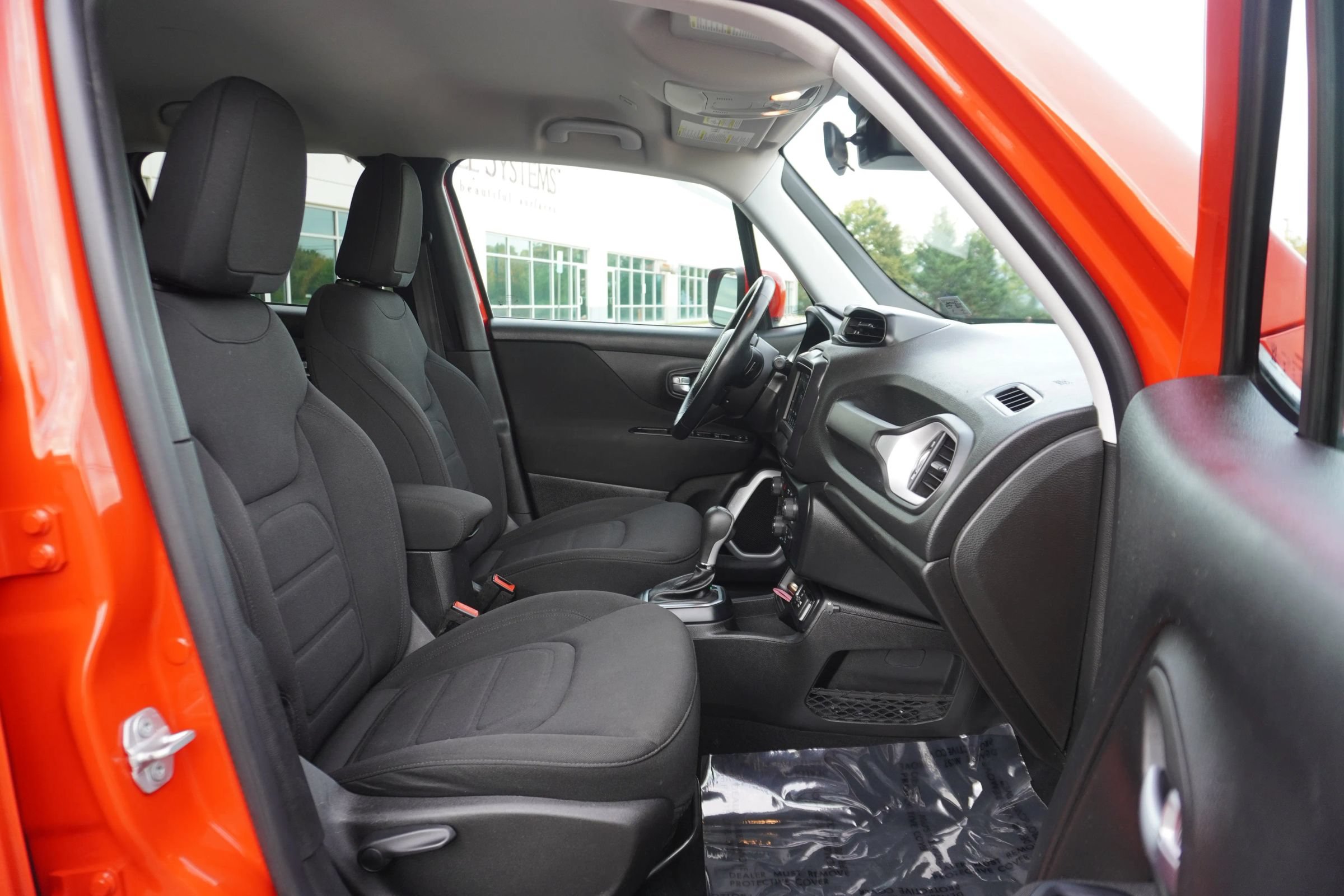 Used 2018 Jeep Renegade Latitude w/ Advanced Technology Group FWD image 12