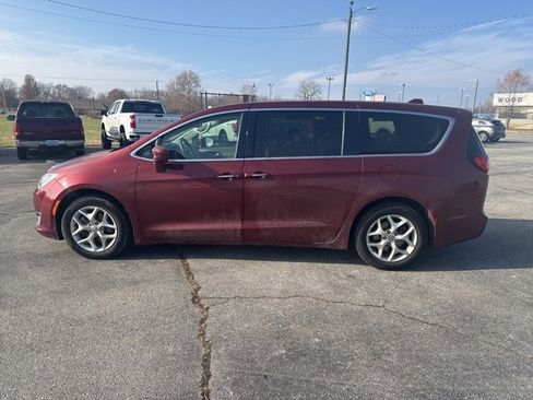 Used 2018 Chrysler Pacifica Touring Plus w/ Tire & Wheel Group image 8