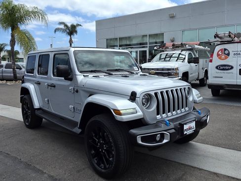 Used 2023 Jeep Wrangler Unlimited Sahara w/ Cold Weather Group AWD/4WD image 6
