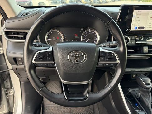 Used 2023 Toyota Highlander LE FWD image 15