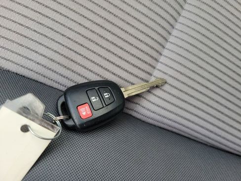Used 2013 Toyota RAV4 LE FWD image 35