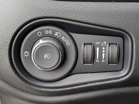 Used 2023 Jeep Renegade Latitude AWD/4WD image 26