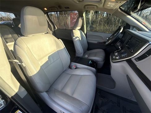 Used 2019 Toyota Sienna XLE image 24