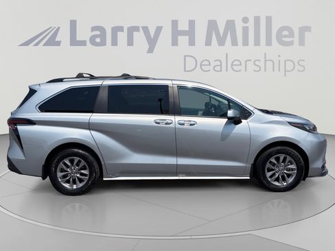 Used 2025 Toyota Sienna XLE FWD image 6