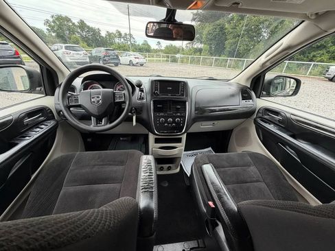 Used 2019 Dodge Grand Caravan SE w/ UConnect Hands-Free Group FWD image 13