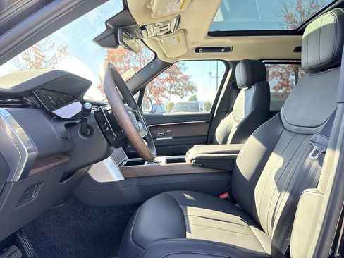 New 2025 Land Rover Range Rover SE image 3