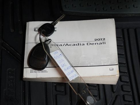 Used 2012 GMC Acadia SLE image 29