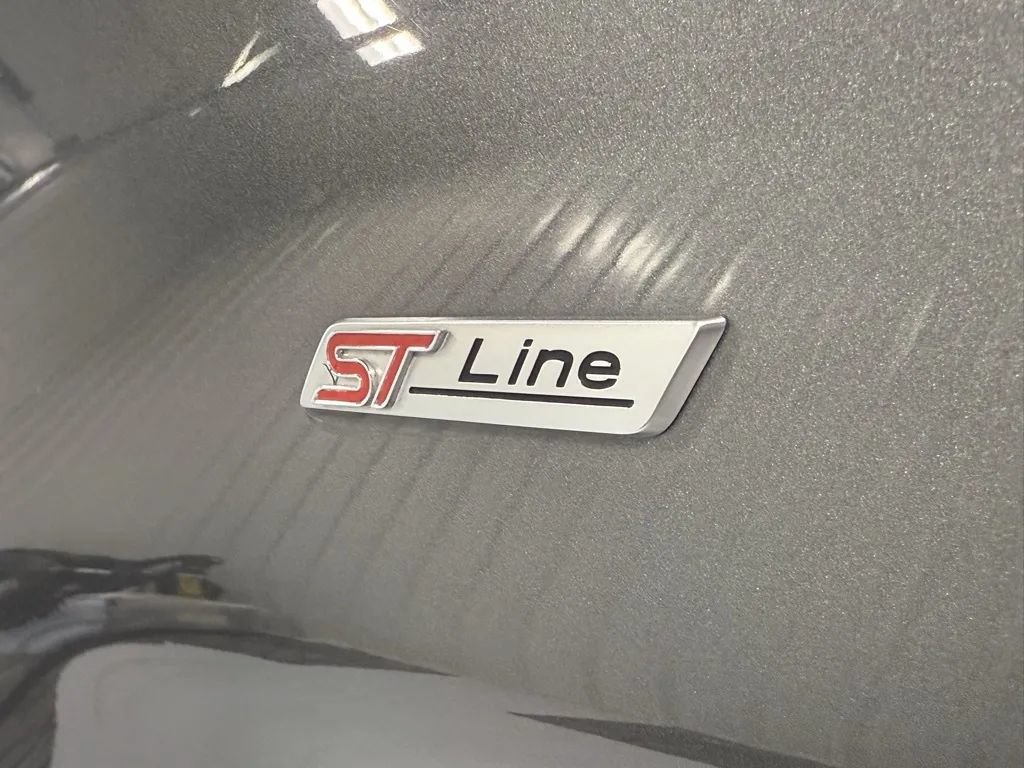 Used 2025 Ford Explorer ST-Line w/ ST-Line Street Pack AWD/4WD image 8