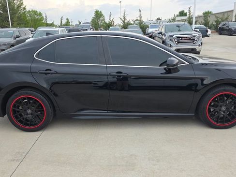 Used 2019 Toyota Camry SE FWD image 6