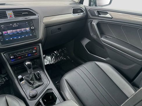 Used 2022 Volkswagen Tiguan SE w/ Panoramic Sunroof Package image 28