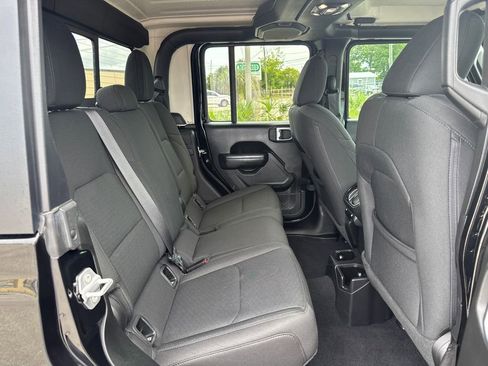 Used 2022 Jeep Gladiator Sport AWD/4WD image 16