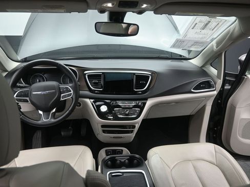 Used 2018 Chrysler Pacifica Touring-L Plus w/ Tire & Wheel Group image 23