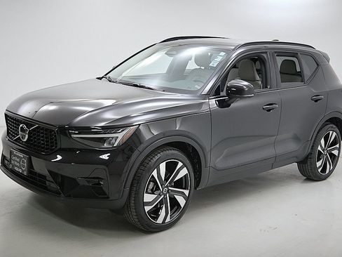 Certified 2023 Volvo XC40 B5 Ultimate w/ Protection Package Premier image 6