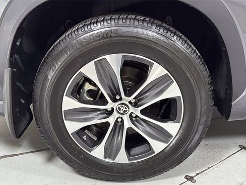 Used 2020 Toyota Highlander XLE image 23