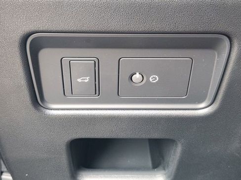 Used 2025 Land Rover Discovery S image 21