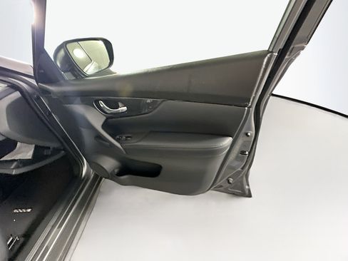 Used 2020 Nissan Rogue SV image 31