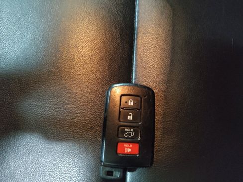 Used 2019 Toyota Highlander XLE AWD/4WD image 32
