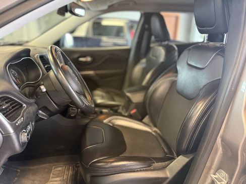 Used 2019 Jeep Cherokee Latitude Plus w/ Comfort/Convenience Group AWD/4WD image 6