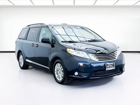 Used 2015 Toyota Sienna XLE image 3