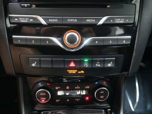 Used 2017 INFINITI QX30 Premium w/ Navigation Package image 19