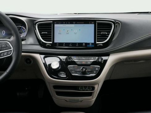 Used 2023 Chrysler Pacifica Touring-L FWD image 23