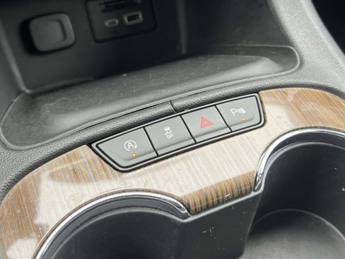 Used 2022 GMC Acadia SLE w/ Driver Convenience Package image 12