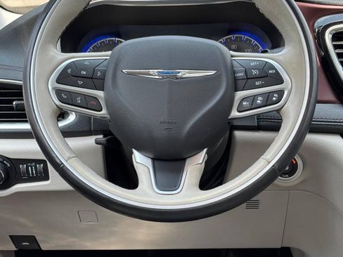 Used 2017 Chrysler Pacifica Limited FWD image 24