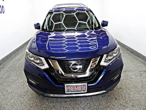 Used 2017 Nissan Rogue SL image 2